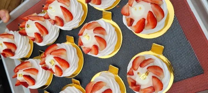 Strawberry cream pastries